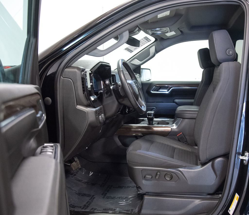 Used 2023 Chevrolet Silverado 1500 LT Trail Boss image 2