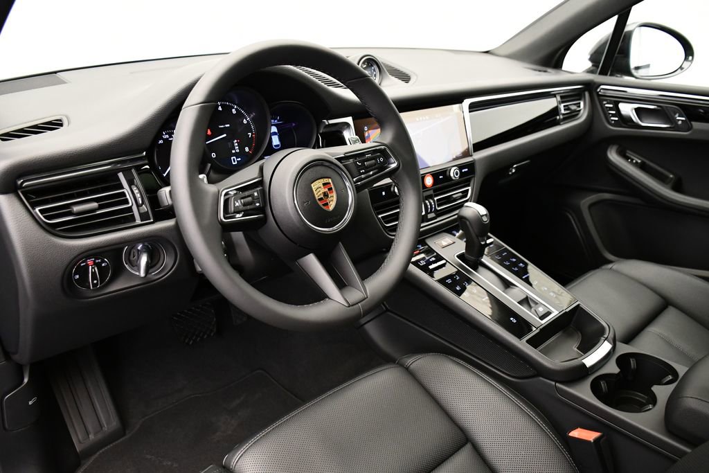 Certified 2025 Porsche Macan Turbo AWD/4WD image 4