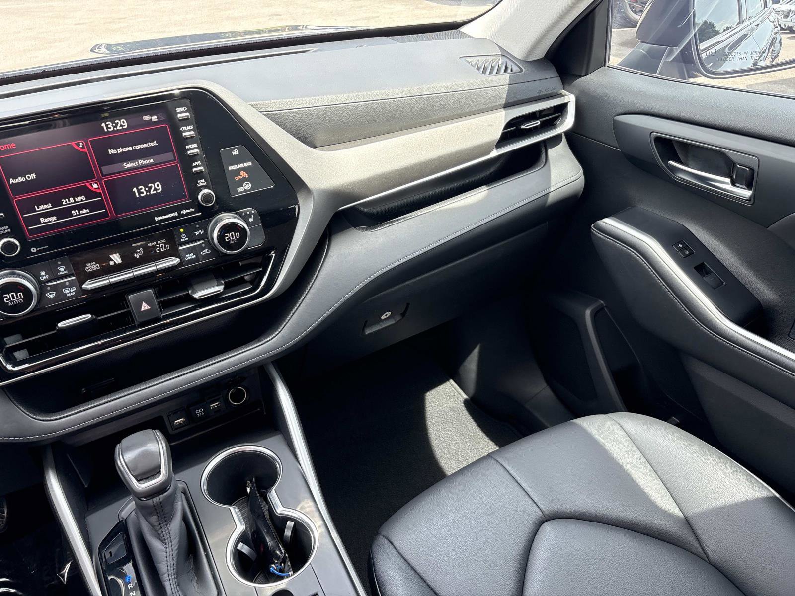 Used 2020 Toyota Highlander XLE AWD/4WD image 27