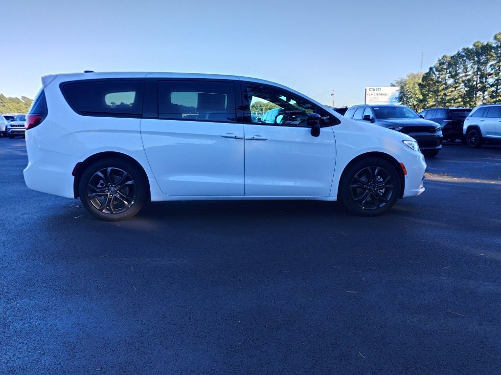 New 2026 Chrysler Pacifica Select image 4