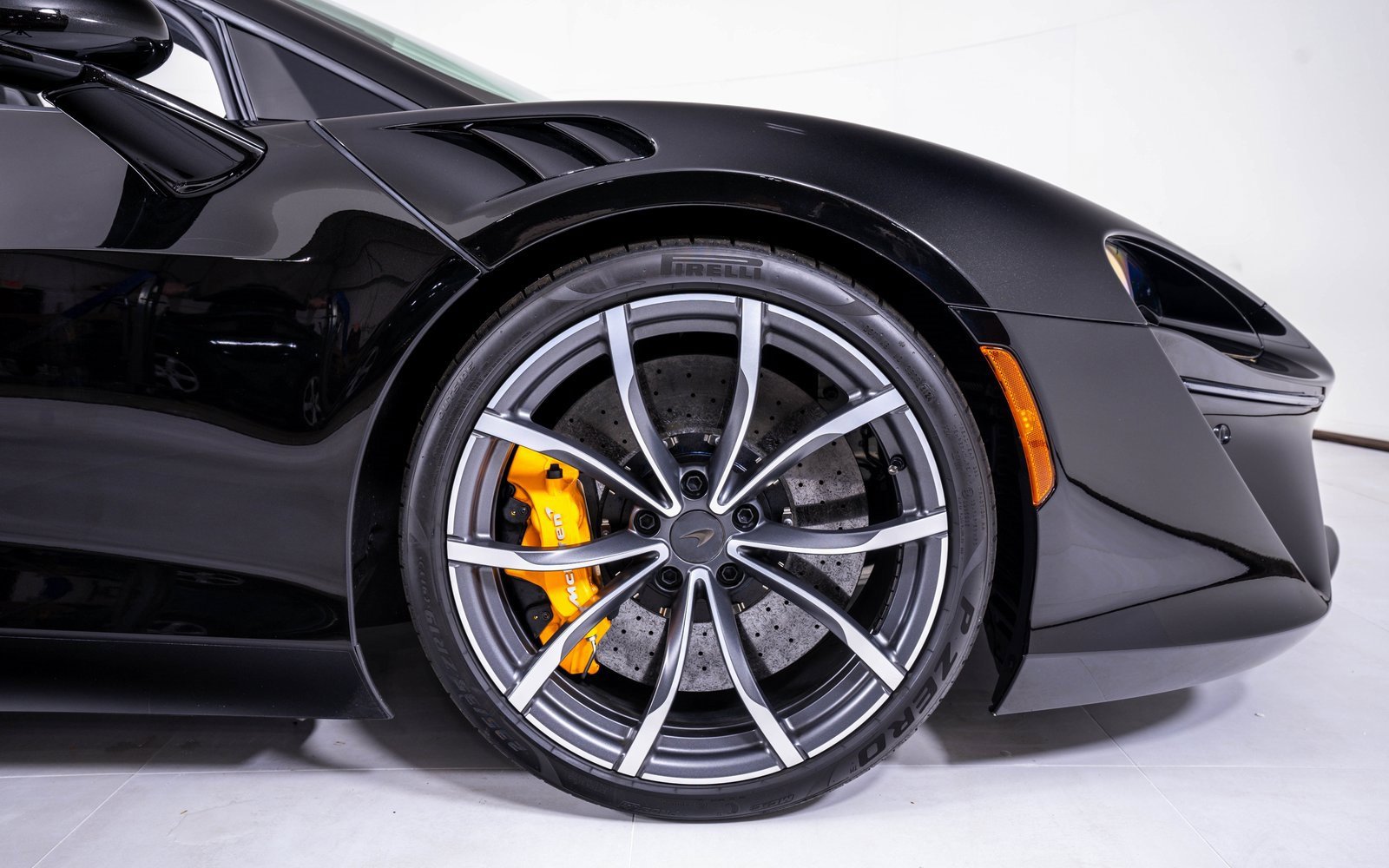 Used 2025 McLaren Artura Spider image 17