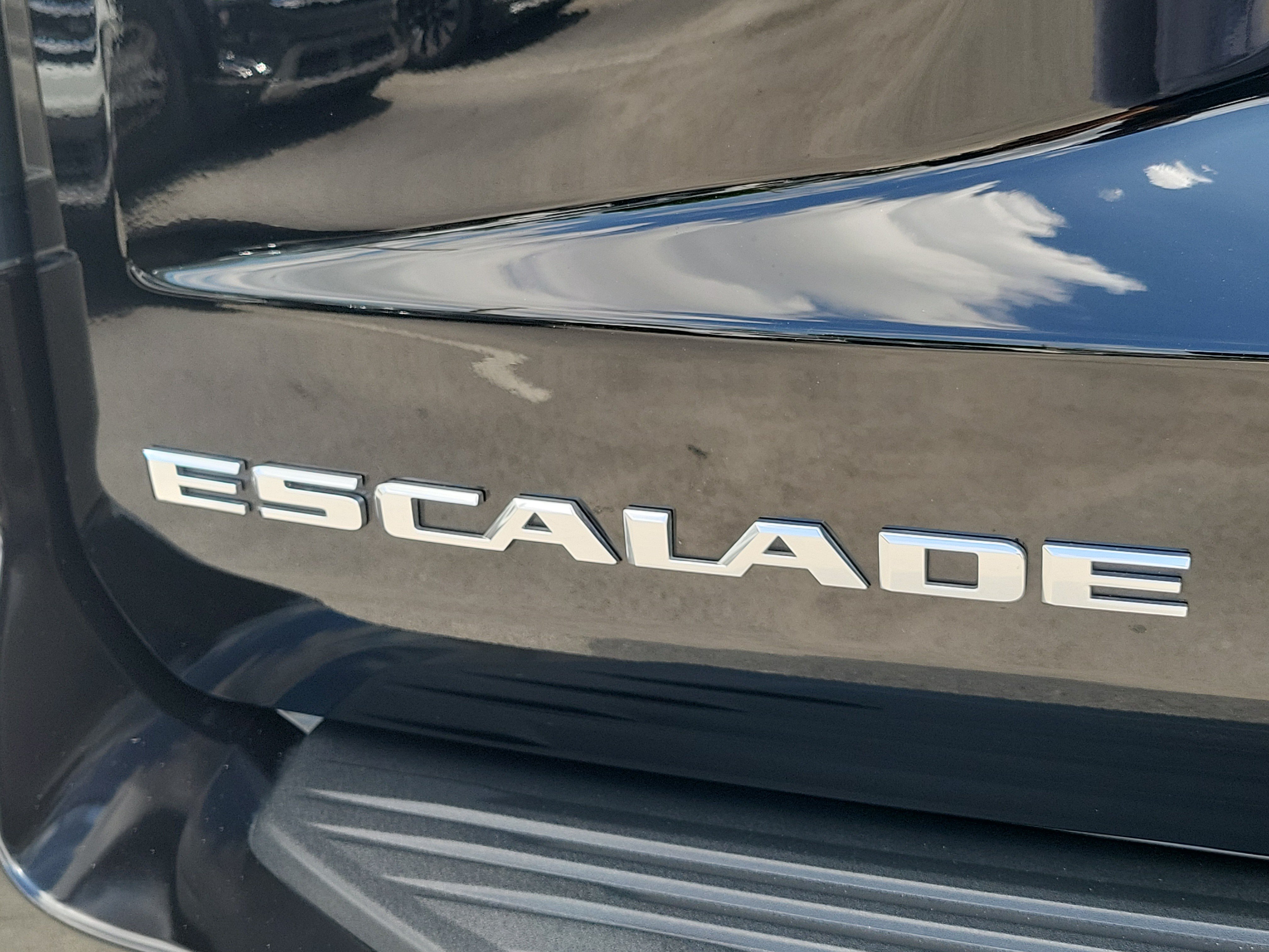 Used 2025 Cadillac Escalade Premium Luxury w/ Touring Package AWD/4WD image 33