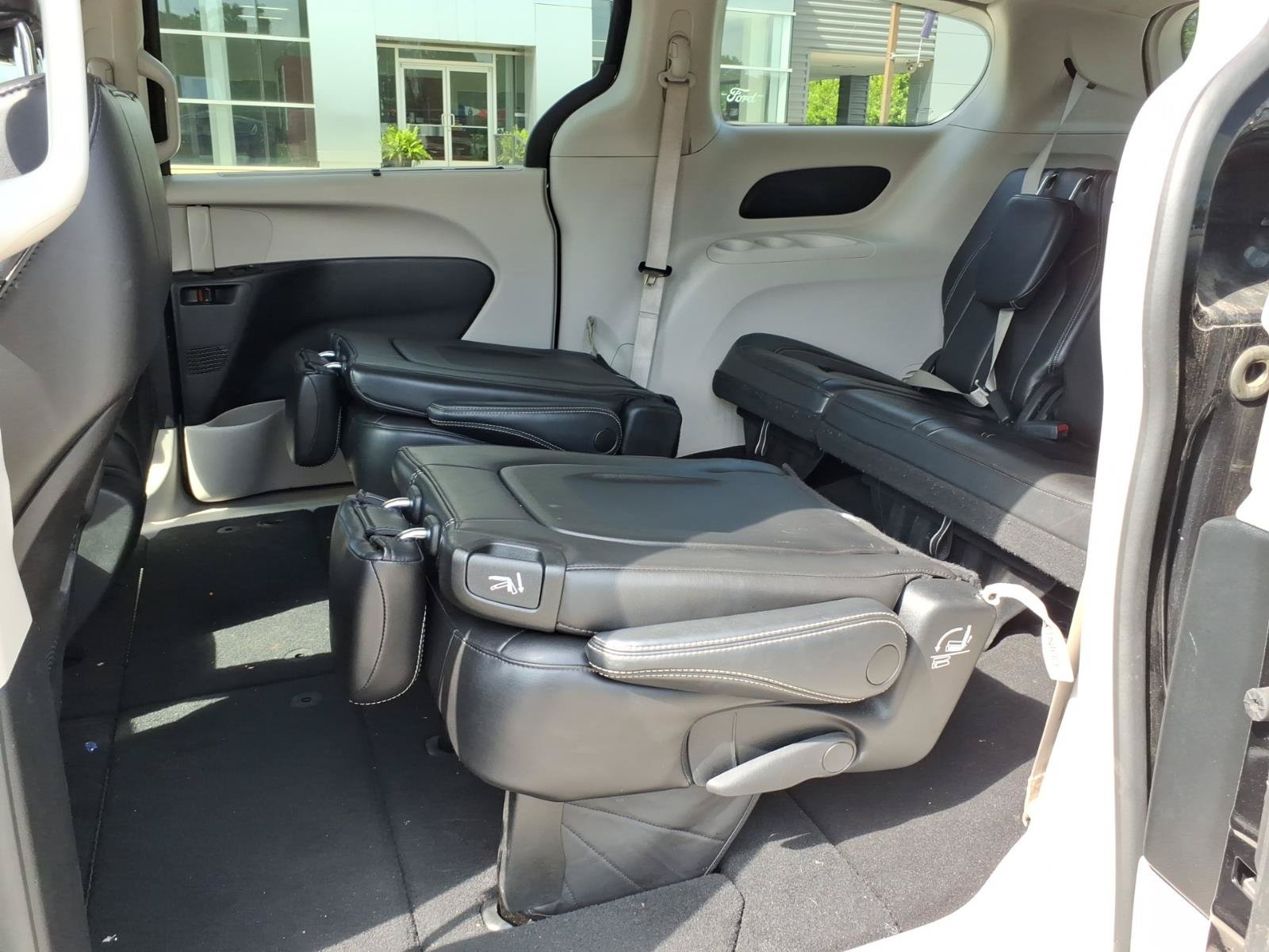 Used 2023 Chrysler Pacifica Touring-L FWD image 13