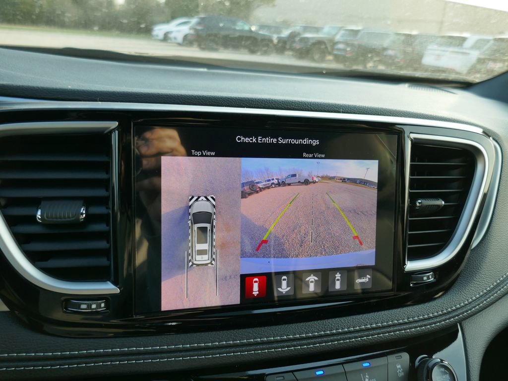 New 2026 Chrysler Pacifica Limited w/ Uconnect Theater Family Group image 32
