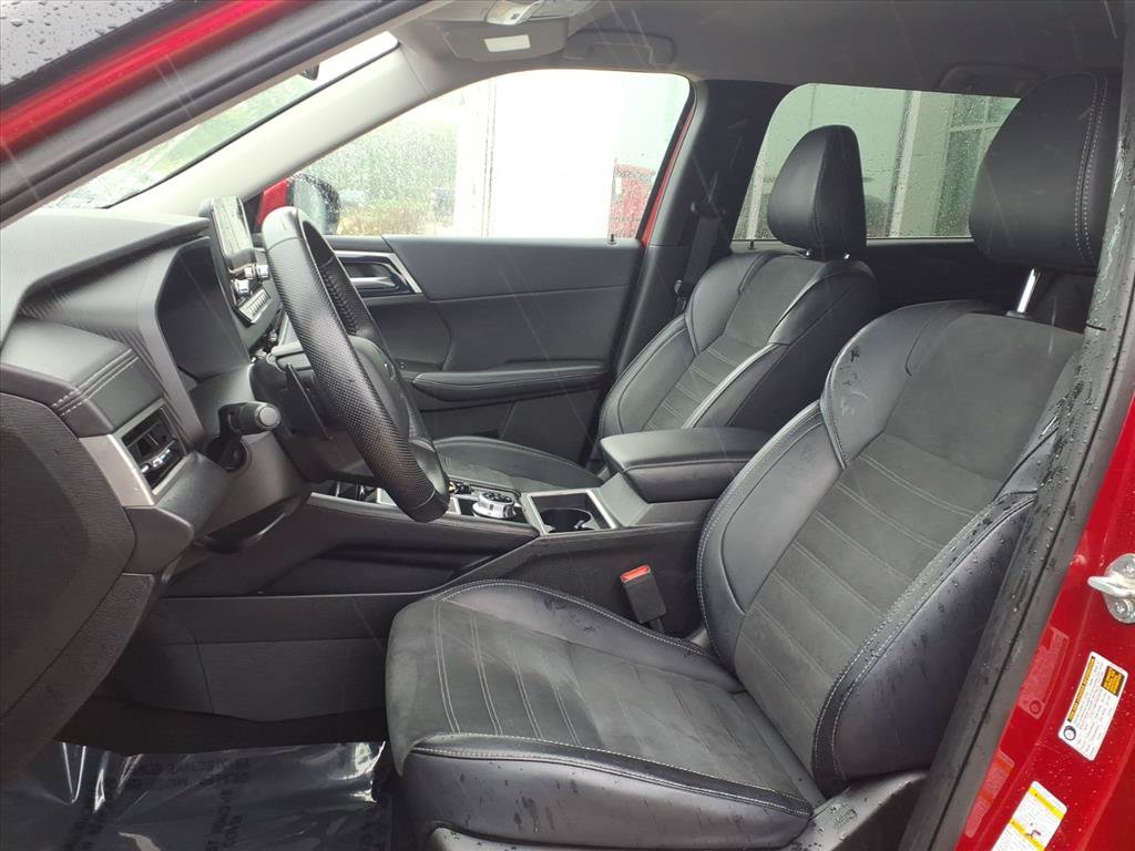 Used 2024 Mitsubishi Outlander AWD image 25
