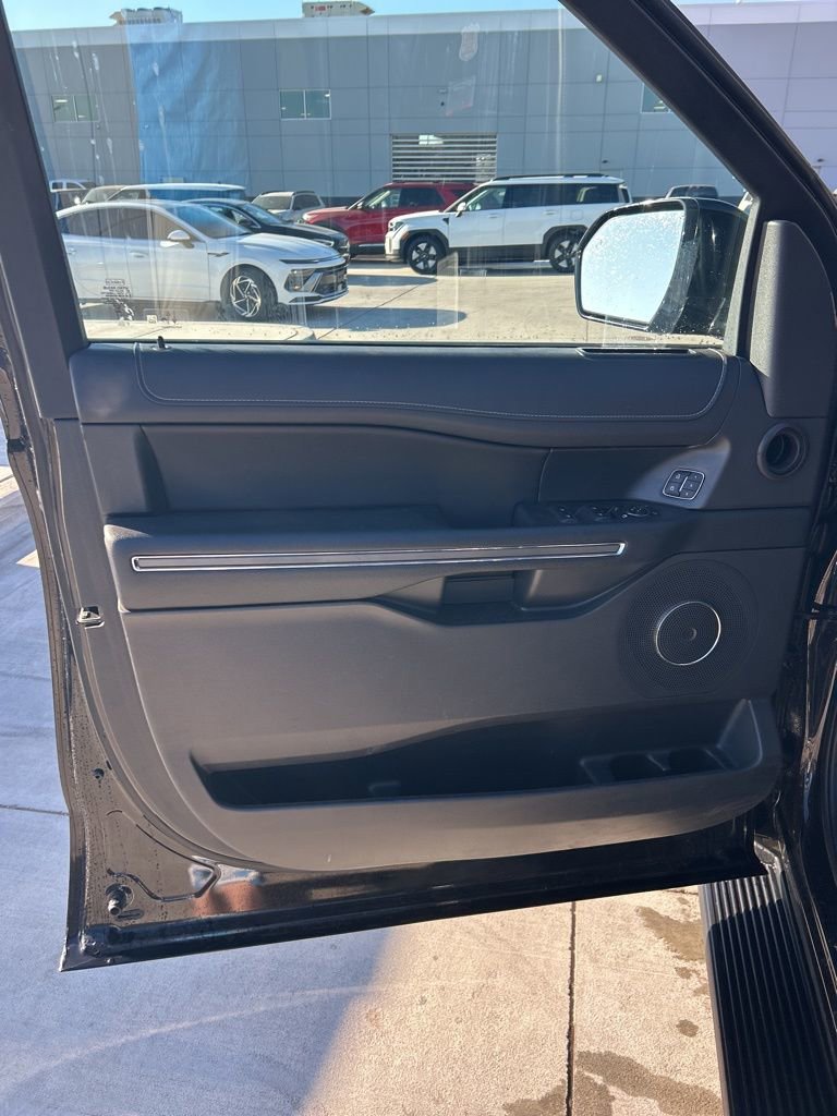 Used 2024 Ford Expedition Max XLT image 6
