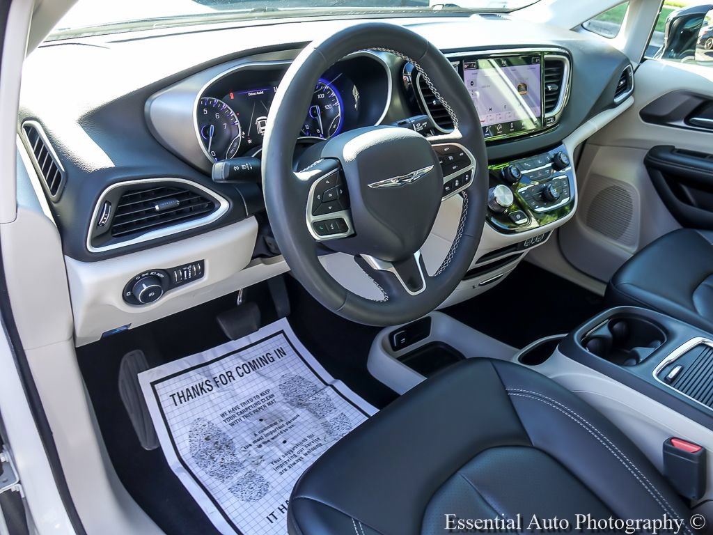 Used 2024 Chrysler Pacifica Touring-L FWD image 13