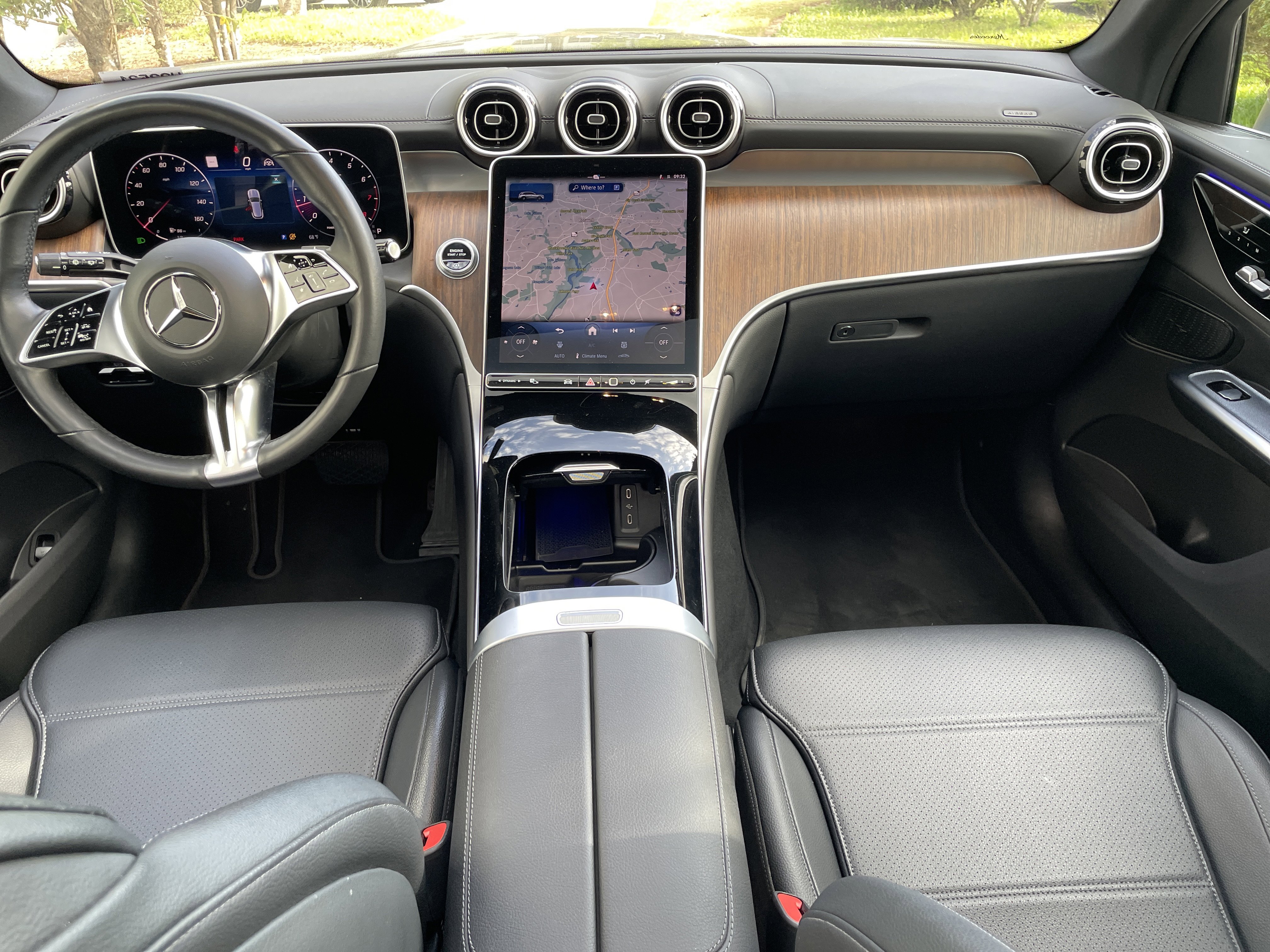 Certified 2025 Mercedes-Benz GLC 300 4MATIC w/ Driver Assistance Package image 27