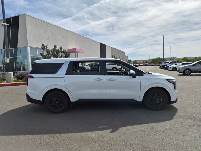 Used 2025 Kia Carnival FWD image 4