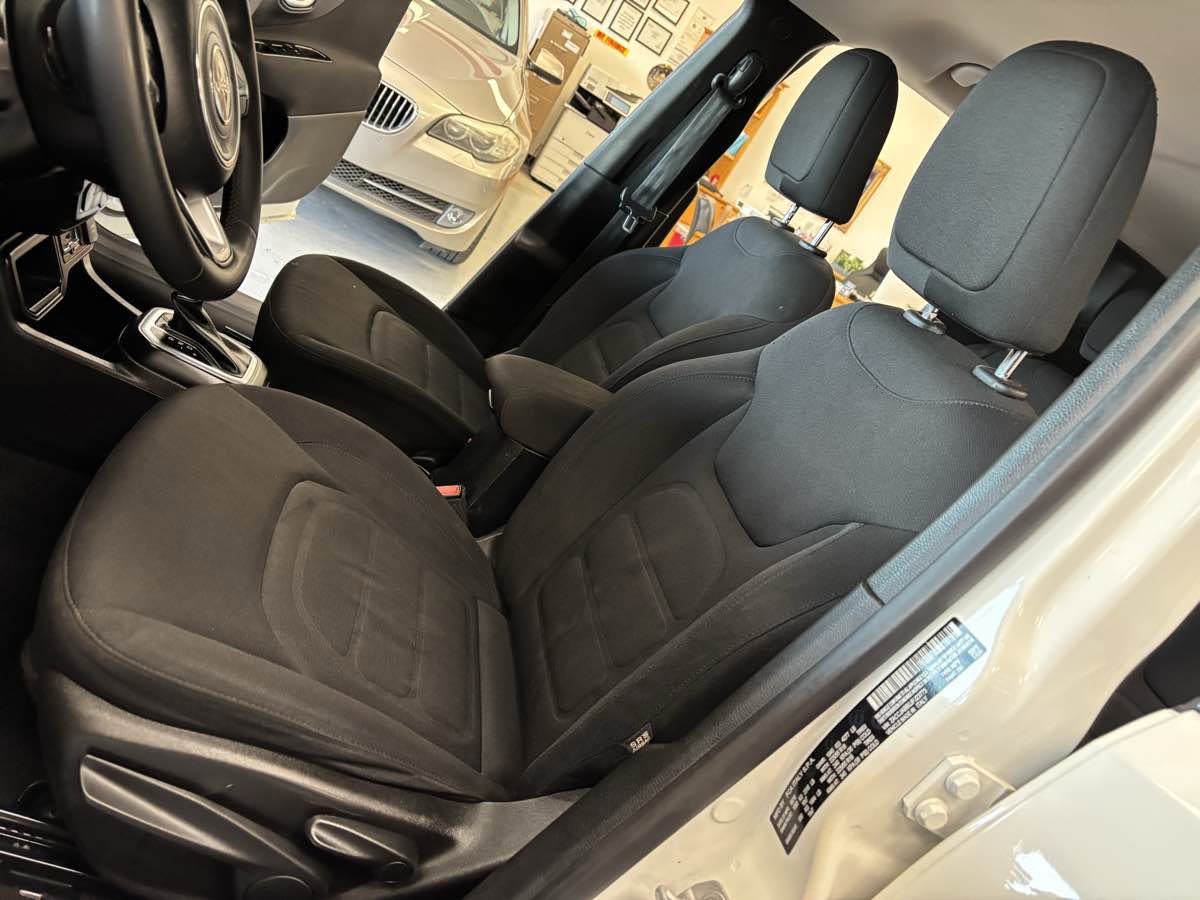 Used 2018 Jeep Renegade Latitude FWD image 16
