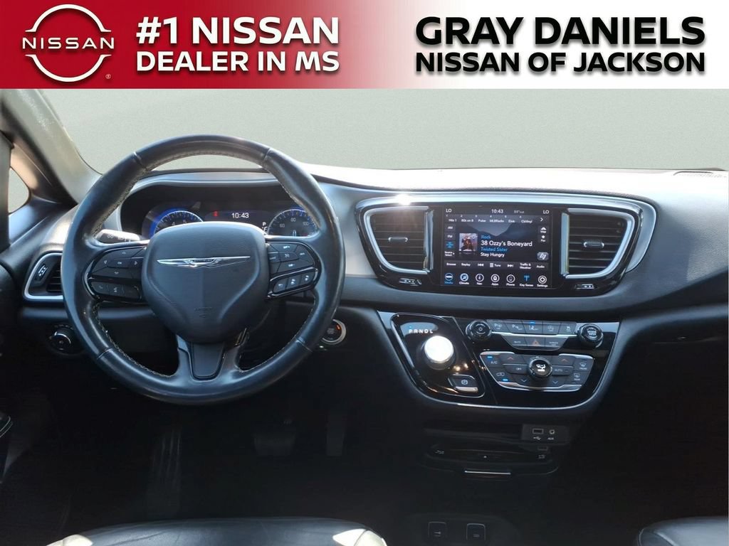 Used 2020 Chrysler Pacifica Touring-L Plus FWD image 10