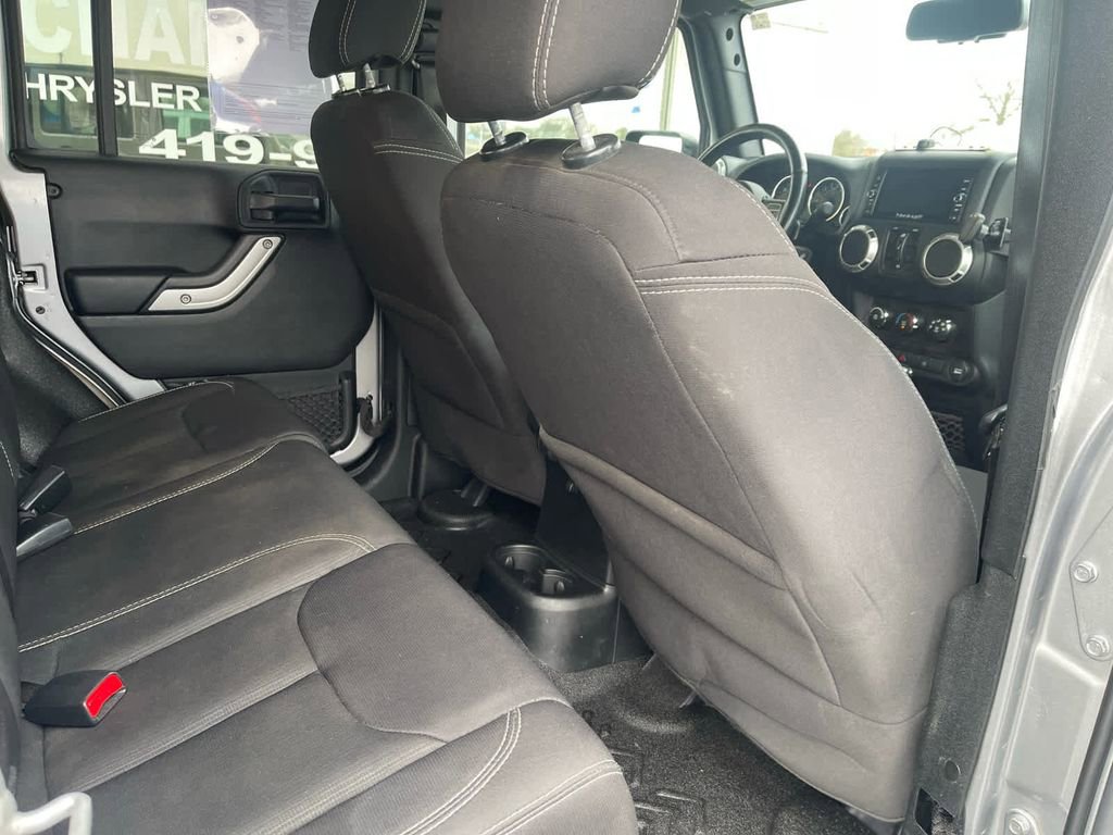 Used 2018 Jeep Wrangler Unlimited Sahara w/ Connectivity Group AWD/4WD image 13