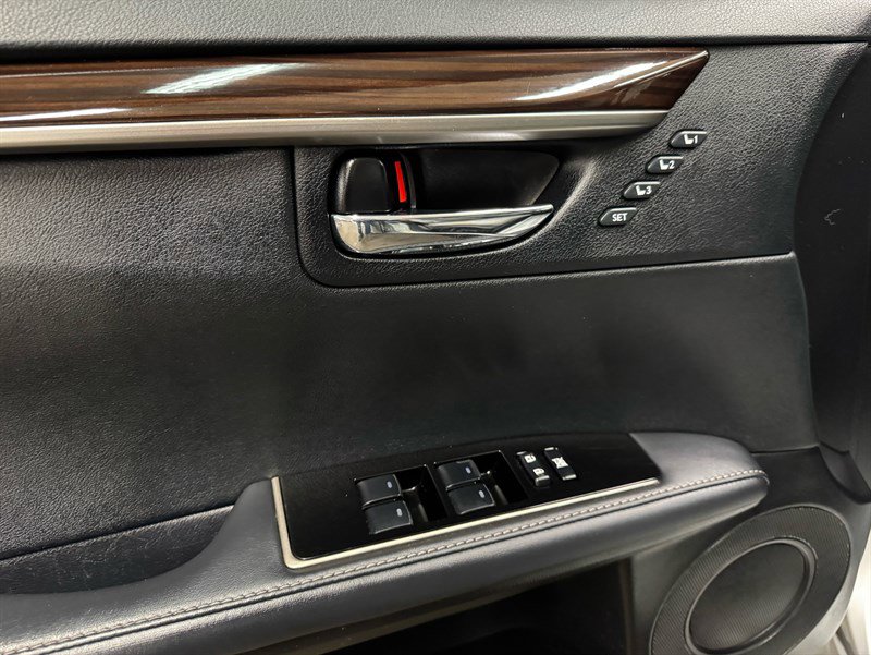 Used 2016 Lexus ES 350 Sedan w/ Luxury Package w/Wood Trim image 13