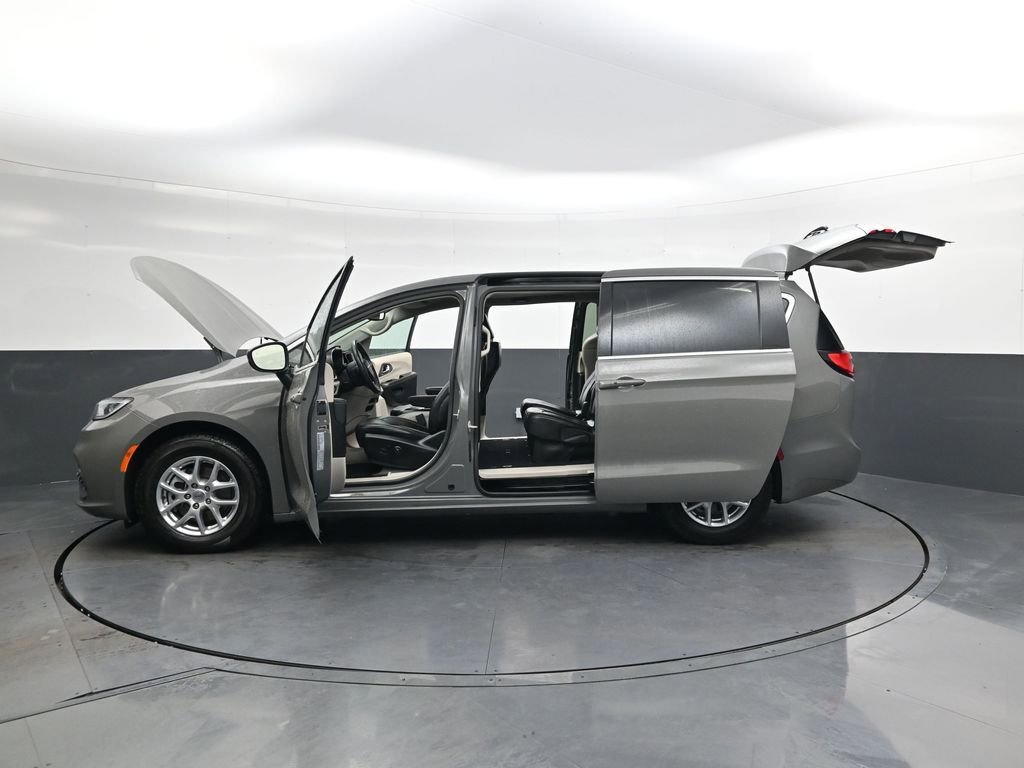 Used 2023 Chrysler Pacifica Touring-L image 42