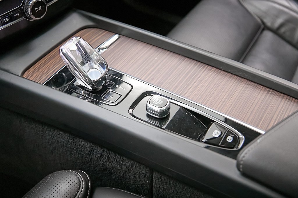 Certified 2023 Volvo XC60 B5 Ultimate w/ Climate Package image 16