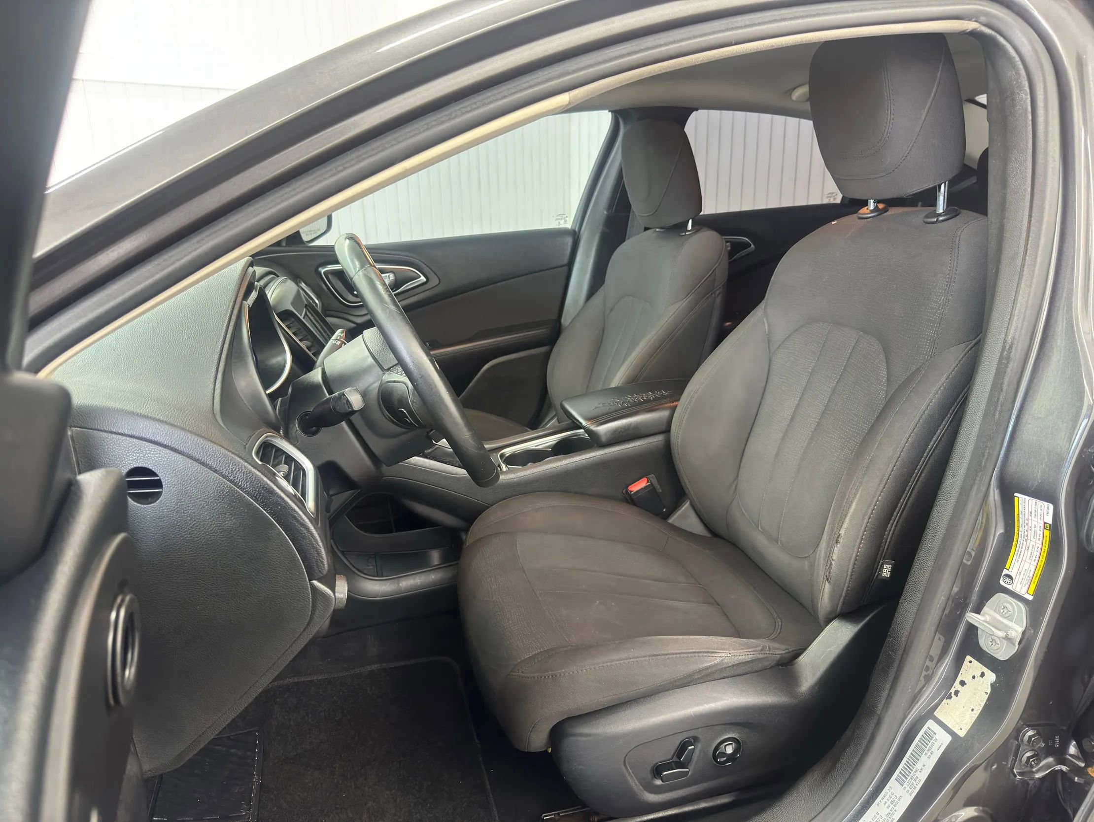 Used 2015 Chrysler 200 Limited w/ Convenience Group image 9