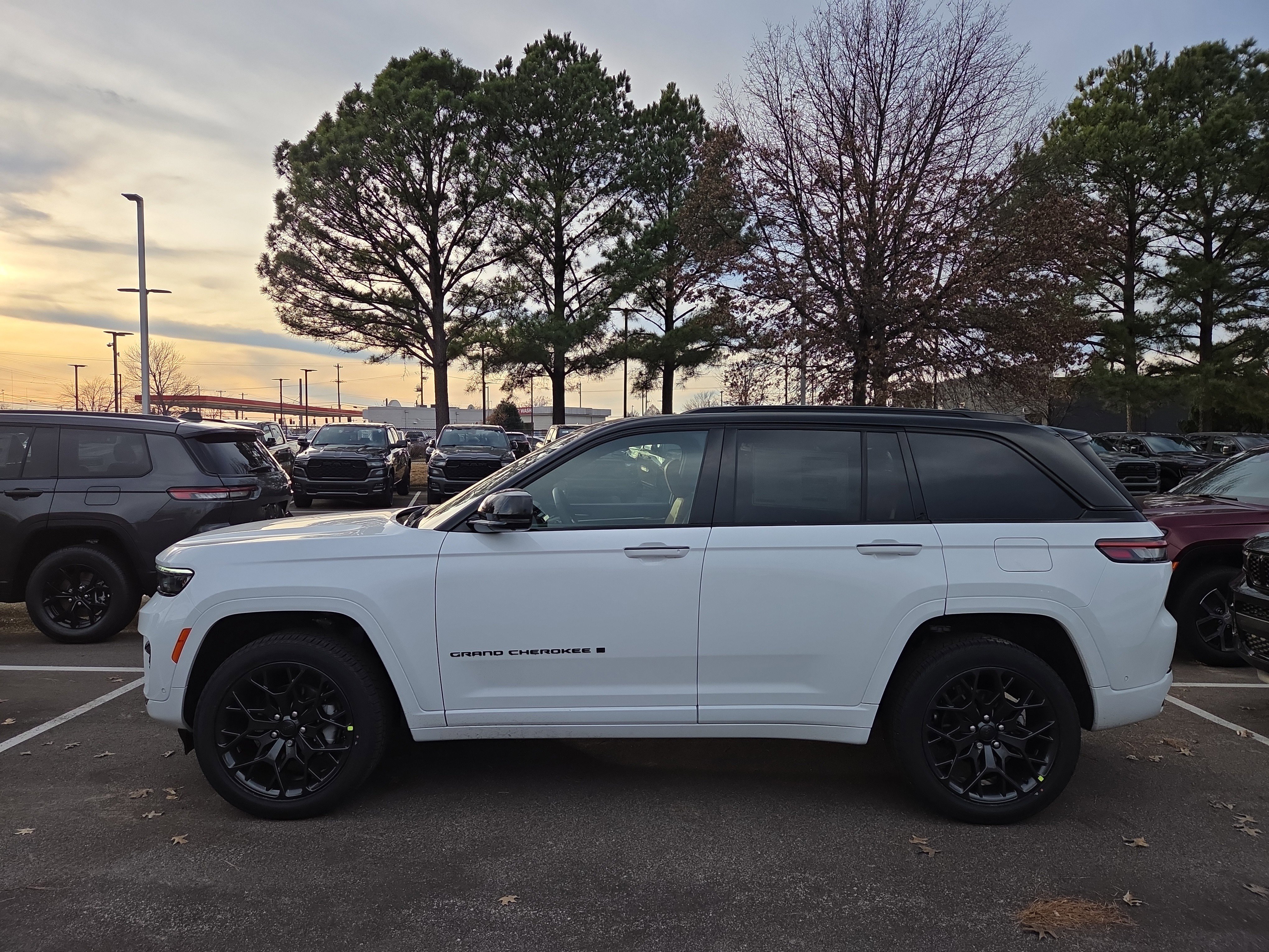 New 2025 Jeep Grand Cherokee Summit image 2