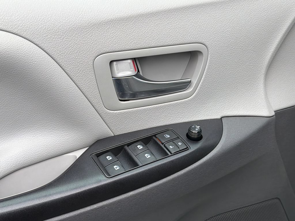Used 2020 Toyota Sienna LE FWD image 18