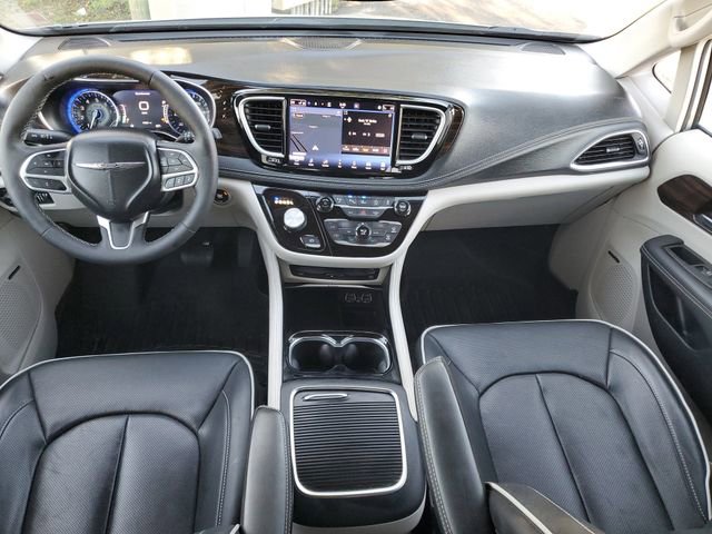 Used 2024 Chrysler Pacifica Limited w/ Uconnect Theater Family Group image 28