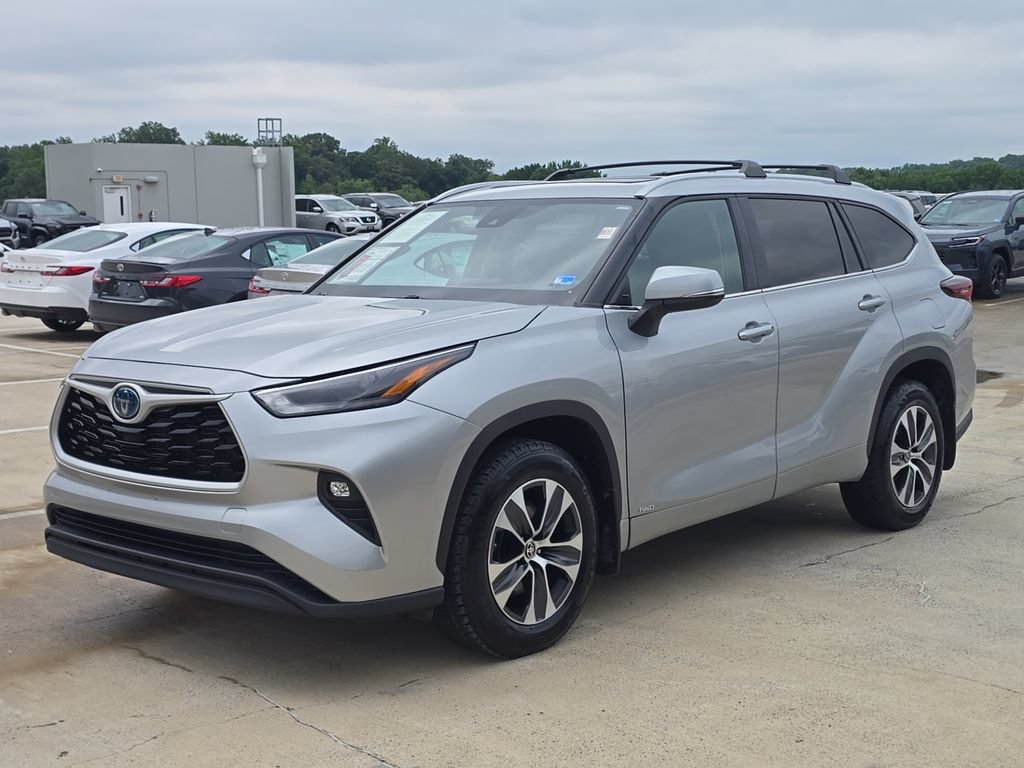 Used 2024 Toyota Highlander XLE AWD/4WD image 2