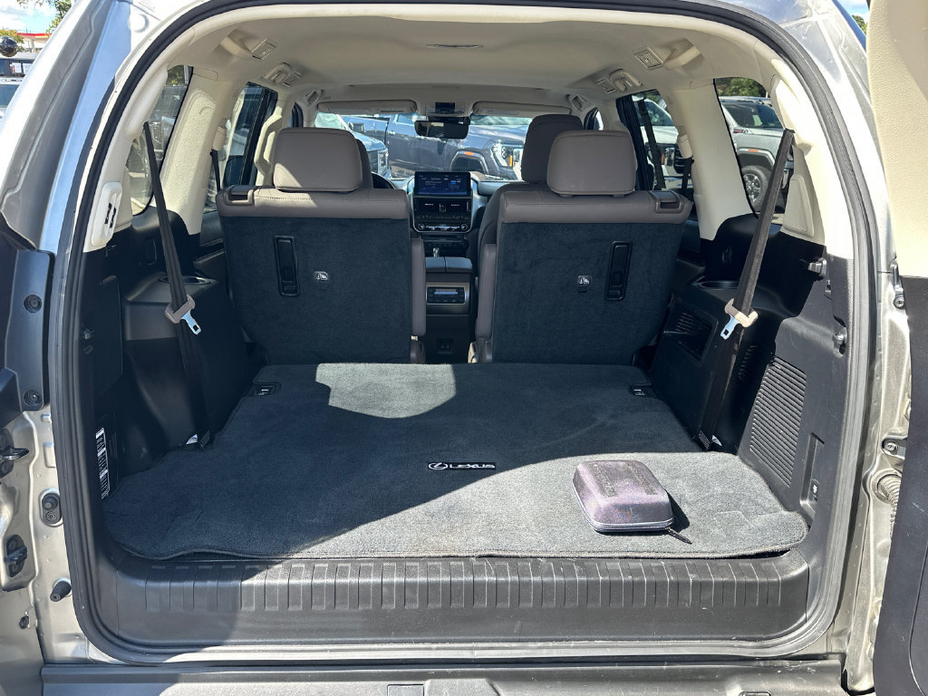 Used 2023 Lexus GX 460 Premium w/ Accessory Package AWD/4WD image 18