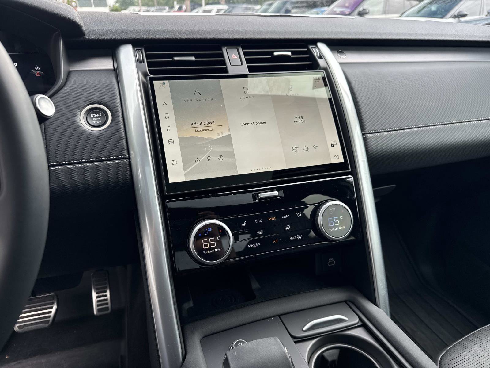 Certified 2025 Land Rover Discovery Dynamic SE AWD/4WD image 26
