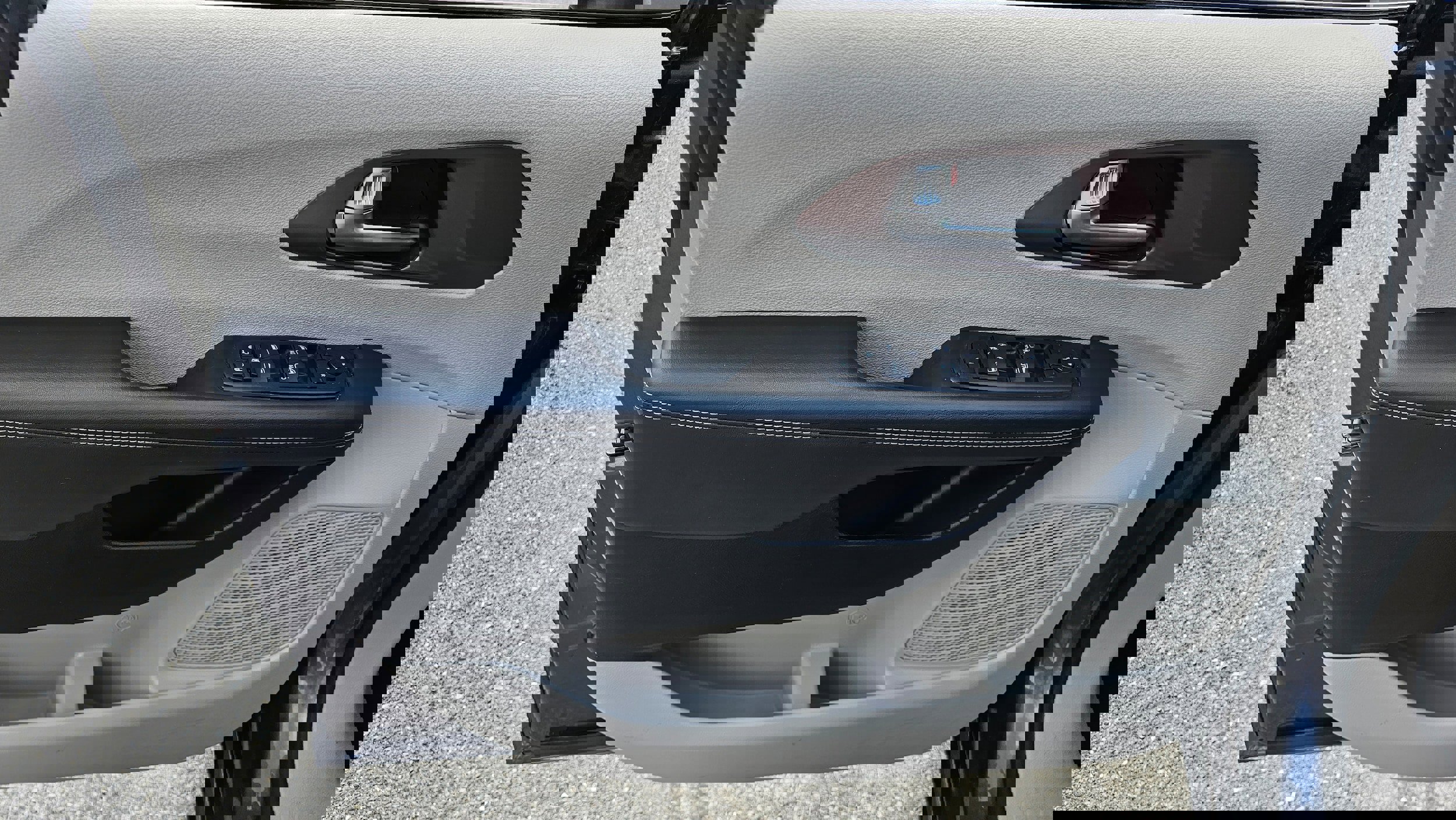 Used 2023 Chrysler Voyager LX image 18