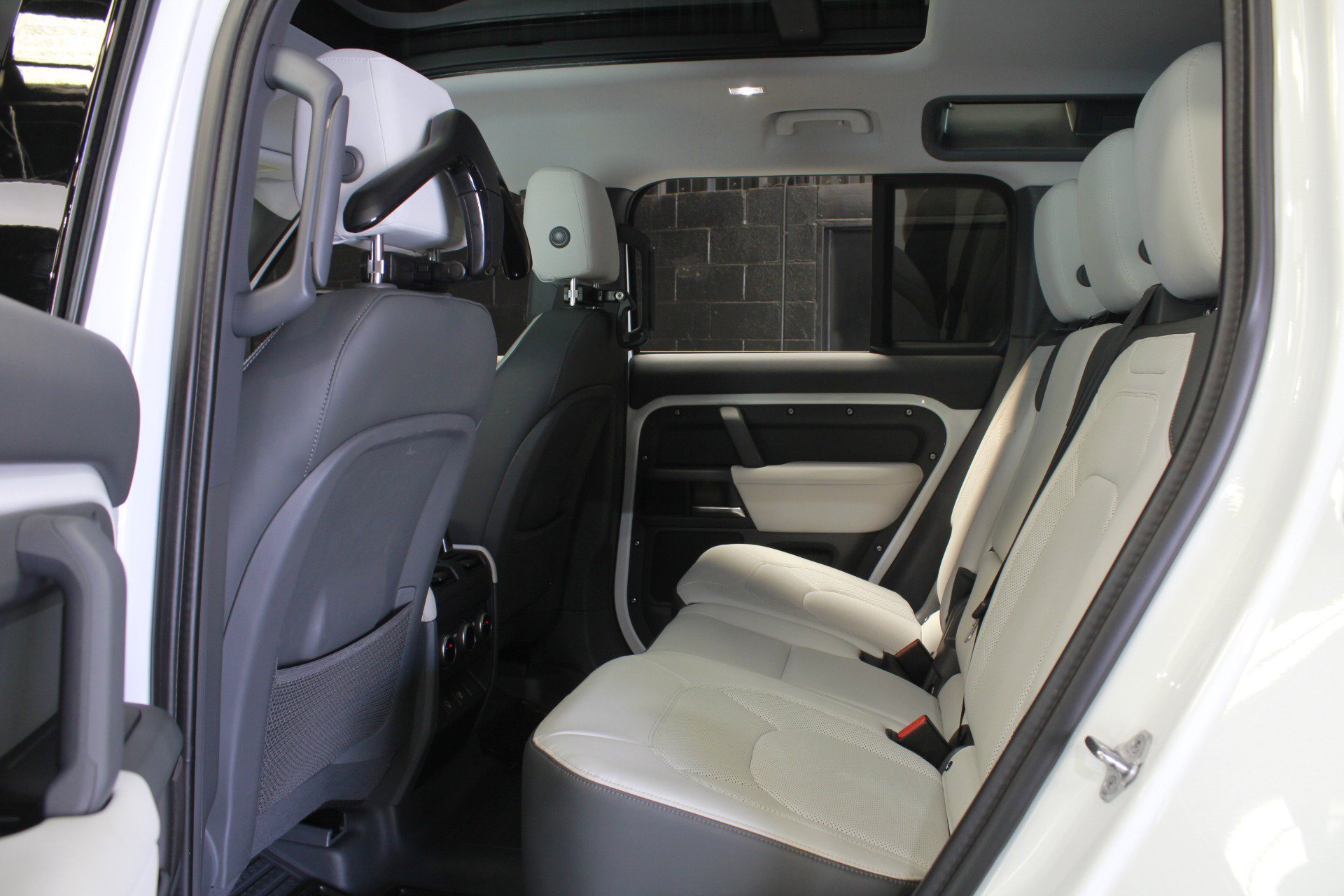 Used 2025 Land Rover Defender 110 X-Dynamic SE AWD/4WD image 39