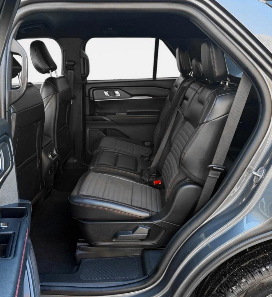 Used 2025 Ford Explorer ST-Line w/ ST-Line Street Pack image 13
