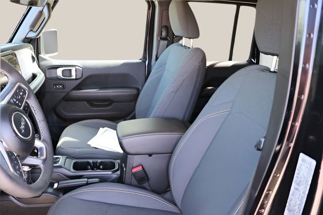 Used 2025 Jeep Wrangler Unlimited Sahara w/ Safety Group image 11