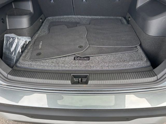 Certified 2025 Volkswagen Tiguan SE w/ Panoramic Sunroof Package image 18