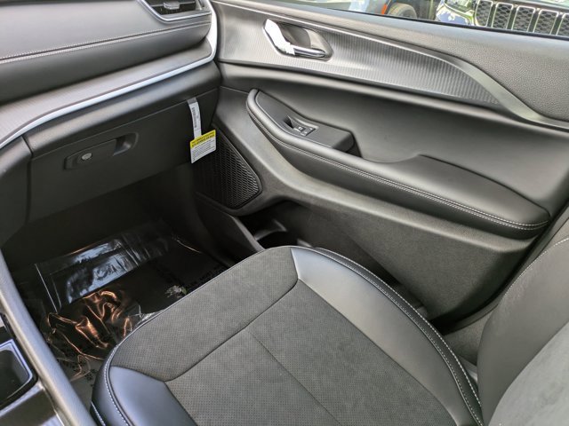 New 2025 Jeep Grand Cherokee Altitude image 15