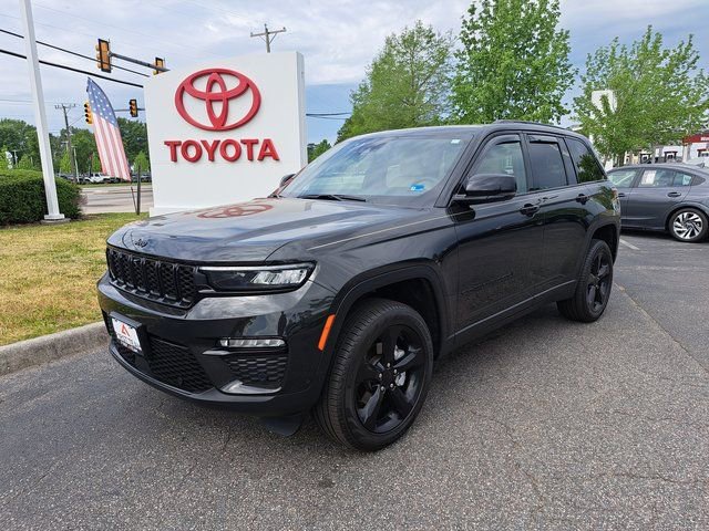 Used 2024 Jeep Grand Cherokee Limited w/ Luxury Tech Group II image 2