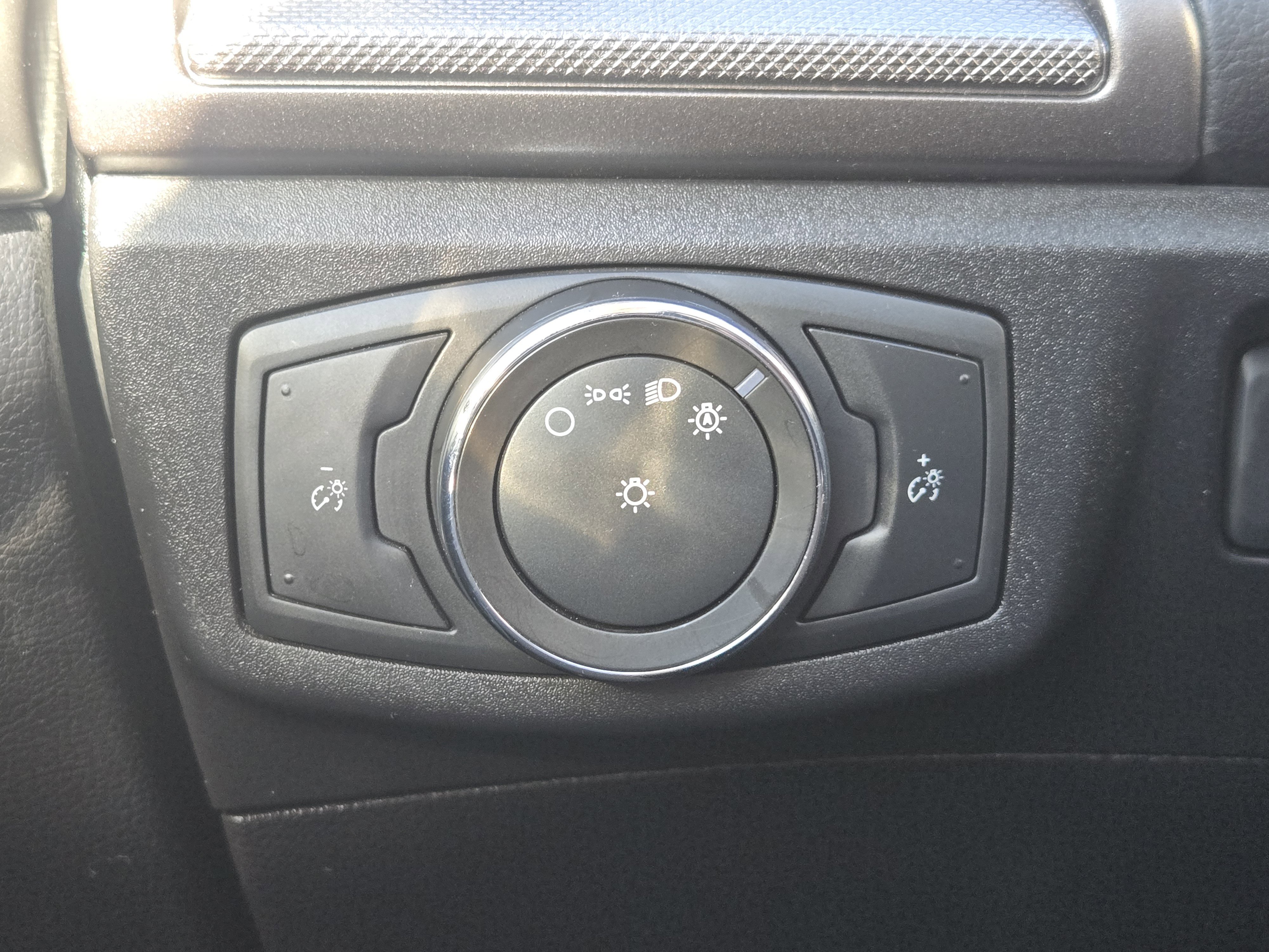 Used 2020 Ford Fusion SE image 25