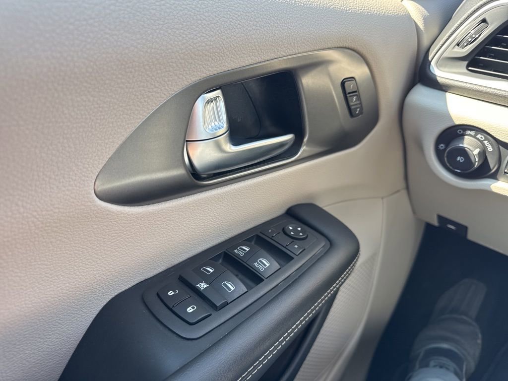 Used 2024 Chrysler Pacifica Touring-L image 24