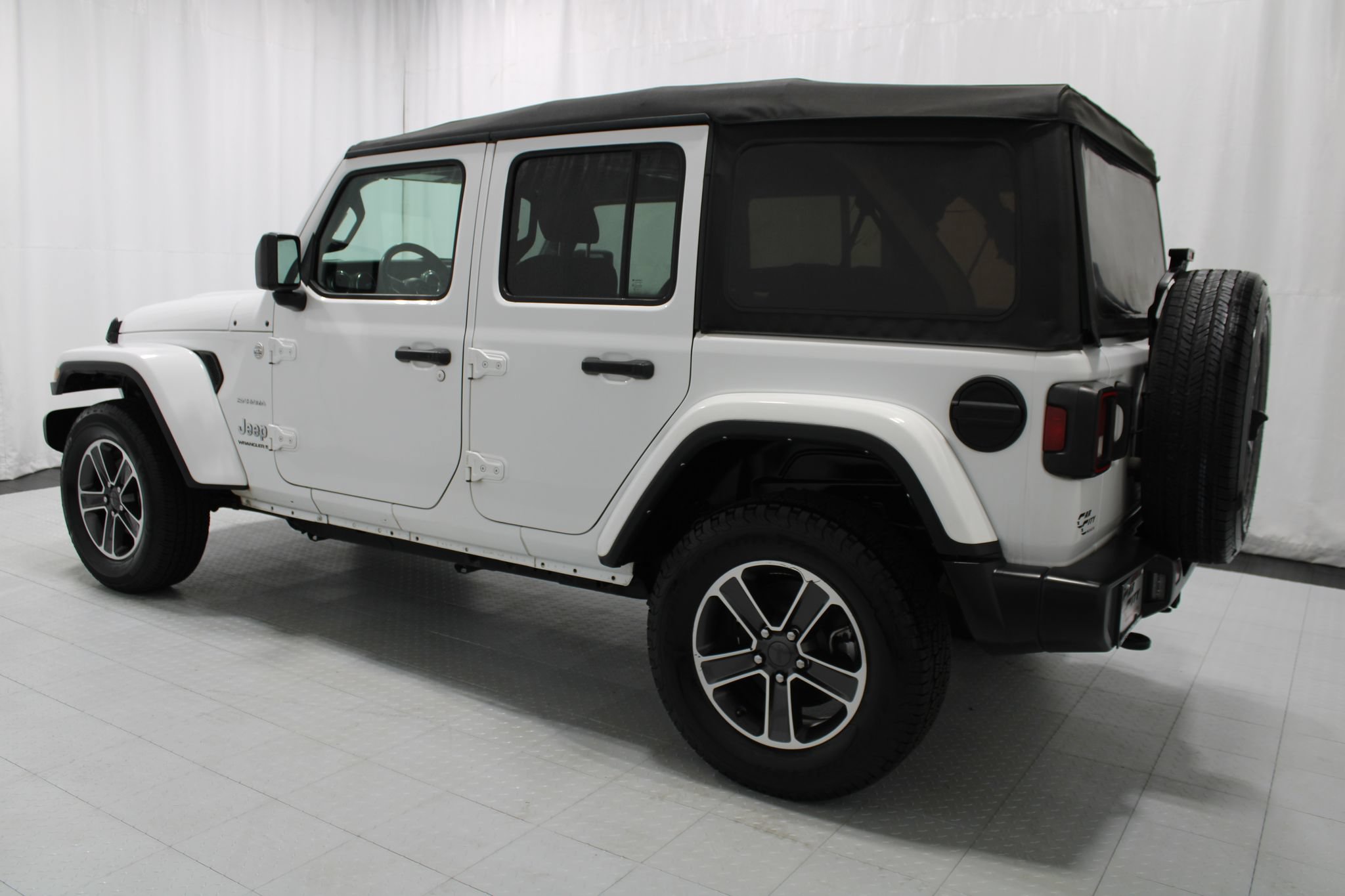 Used 2023 Jeep Wrangler Unlimited Sahara w/ Cold Weather Group AWD/4WD image 8