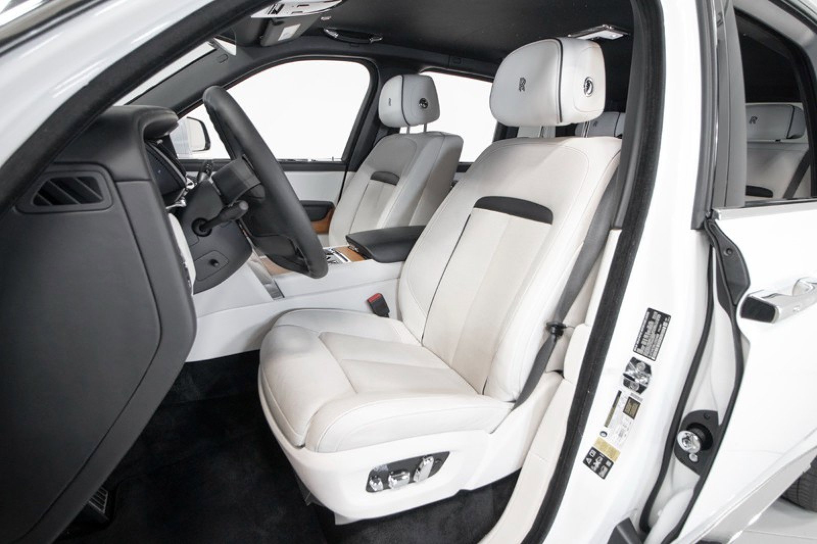 Used 2020 Rolls-Royce Cullinan image 3
