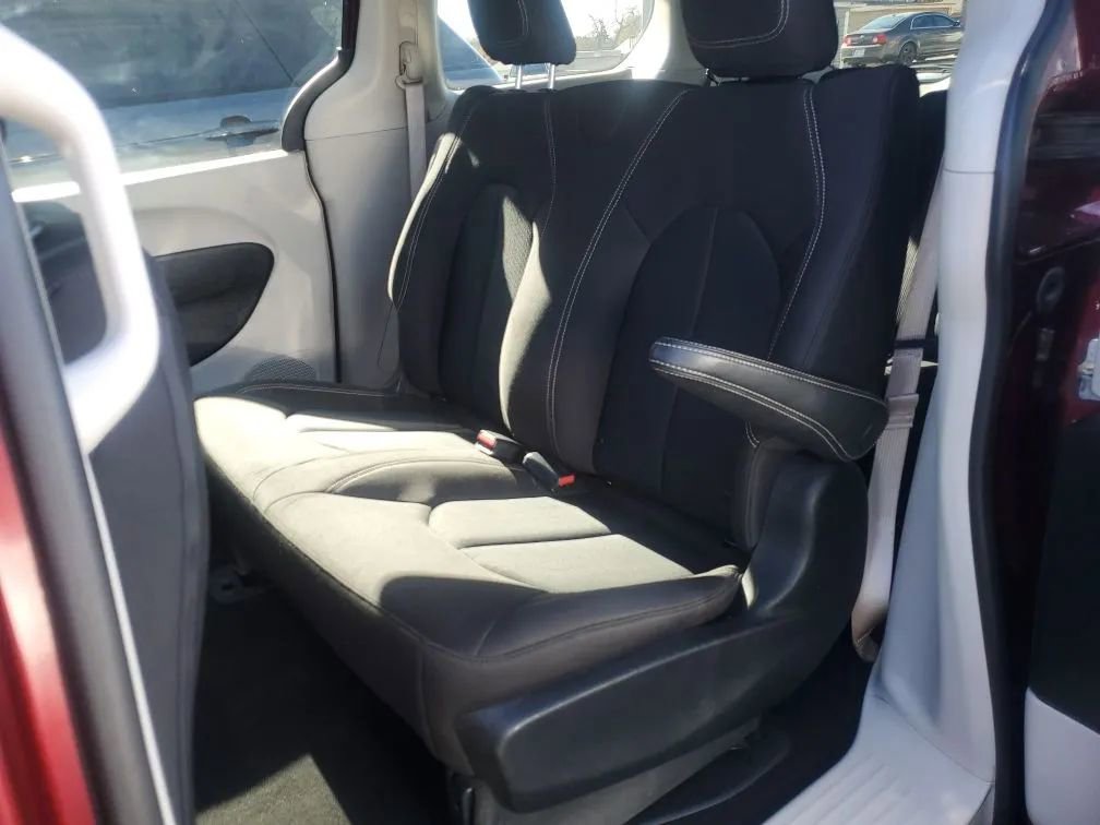 Used 2020 Chrysler Voyager L image 24