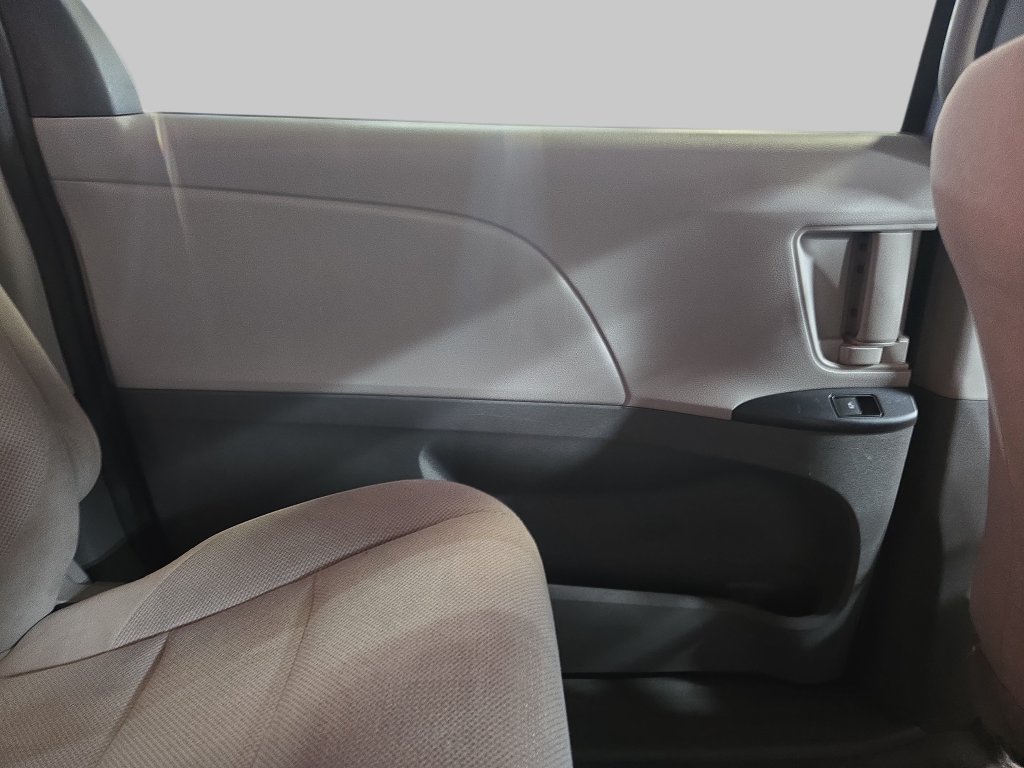 Used 2020 Toyota Sienna L FWD image 18