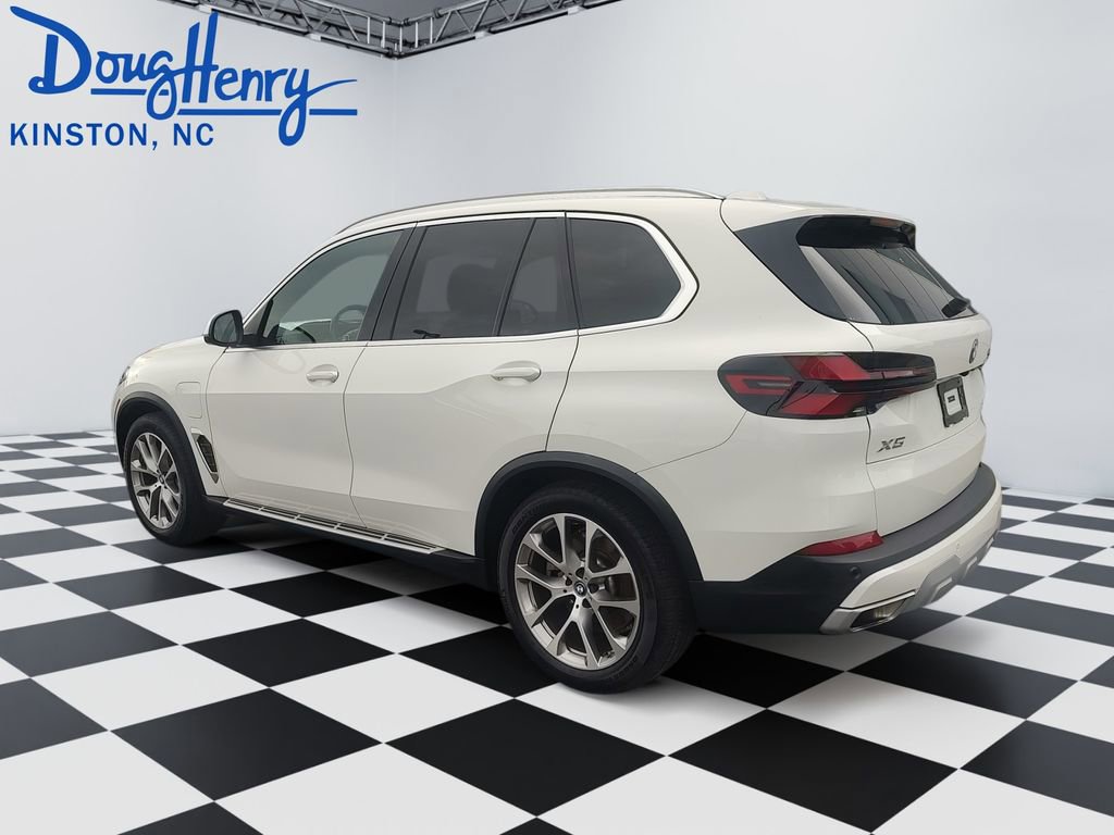 Used 2025 BMW X5 xDrive50e AWD/4WD image 3