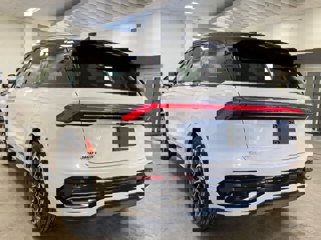 Used 2025 Lincoln Nautilus Reserve image 5