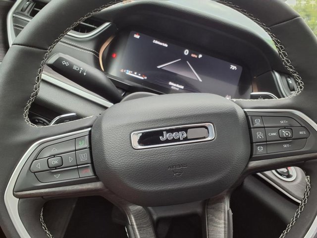 New 2025 Jeep Grand Cherokee Limited w/ Black Appearance Package image 12