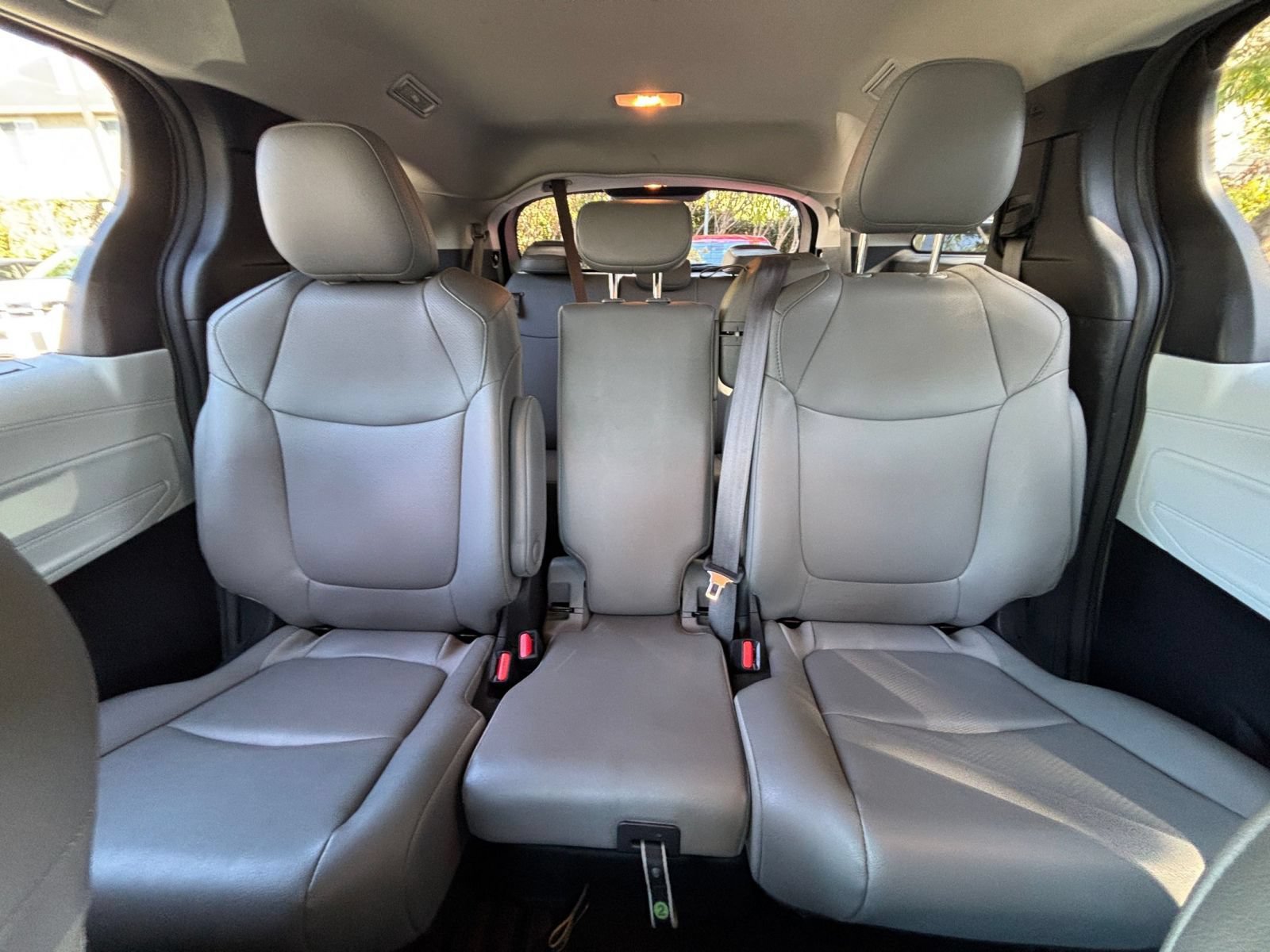 Used 2025 Toyota Sienna XLE FWD image 40