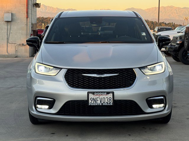 Used 2024 Chrysler Pacifica Touring image 2