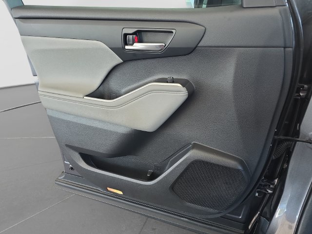 Used 2021 Toyota Highlander XLE FWD image 24
