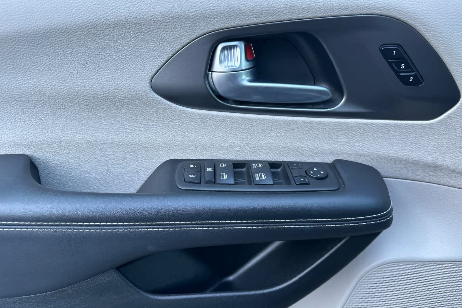 Used 2024 Chrysler Pacifica Touring-L FWD image 12