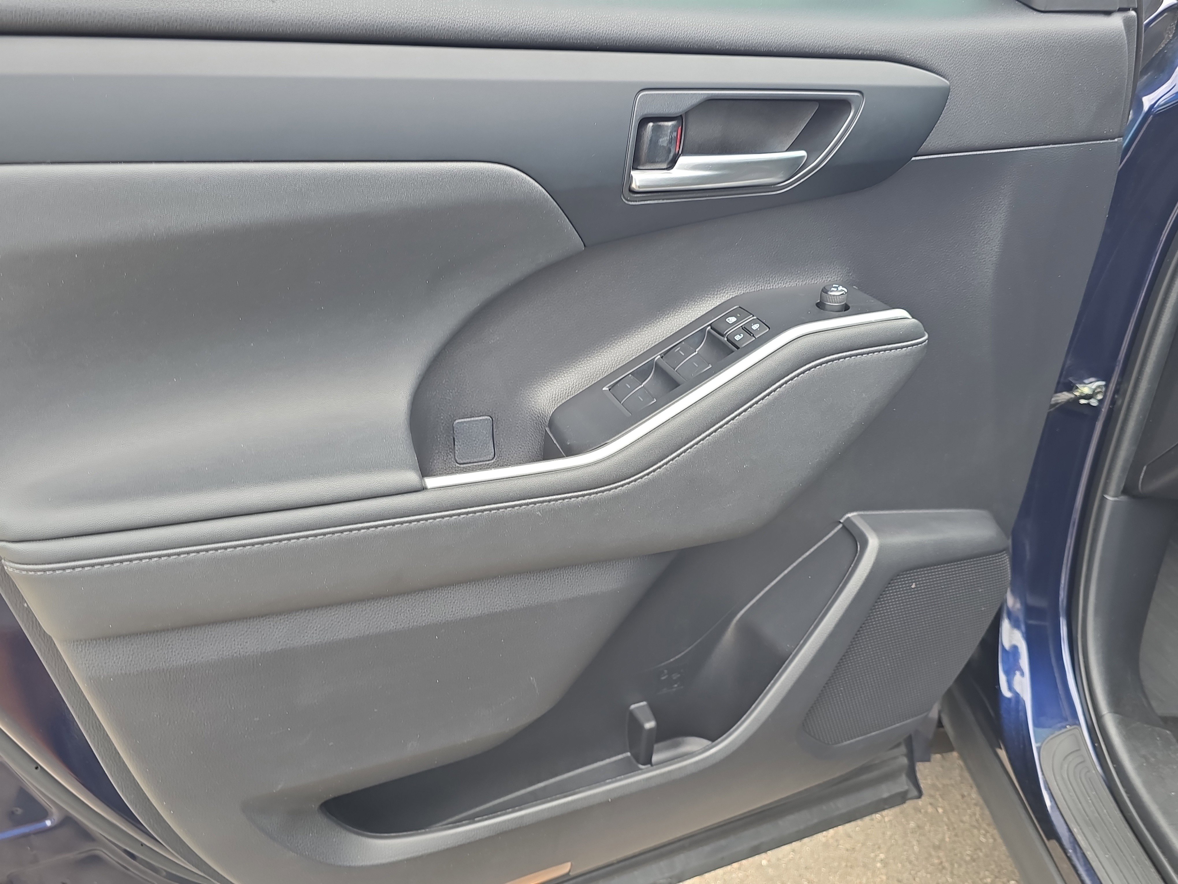 Used 2023 Toyota Highlander XLE AWD/4WD image 19