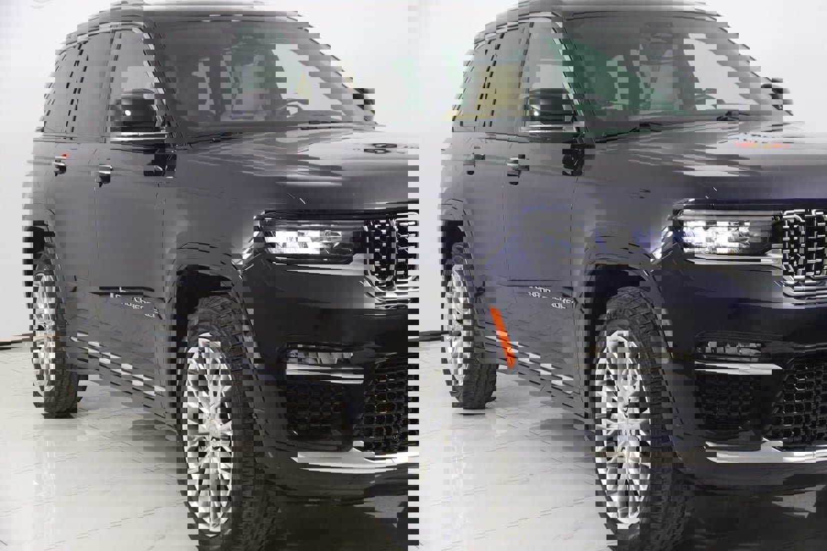 Used 2023 Jeep Grand Cherokee Summit w/ Luxury Tech Group V image 45