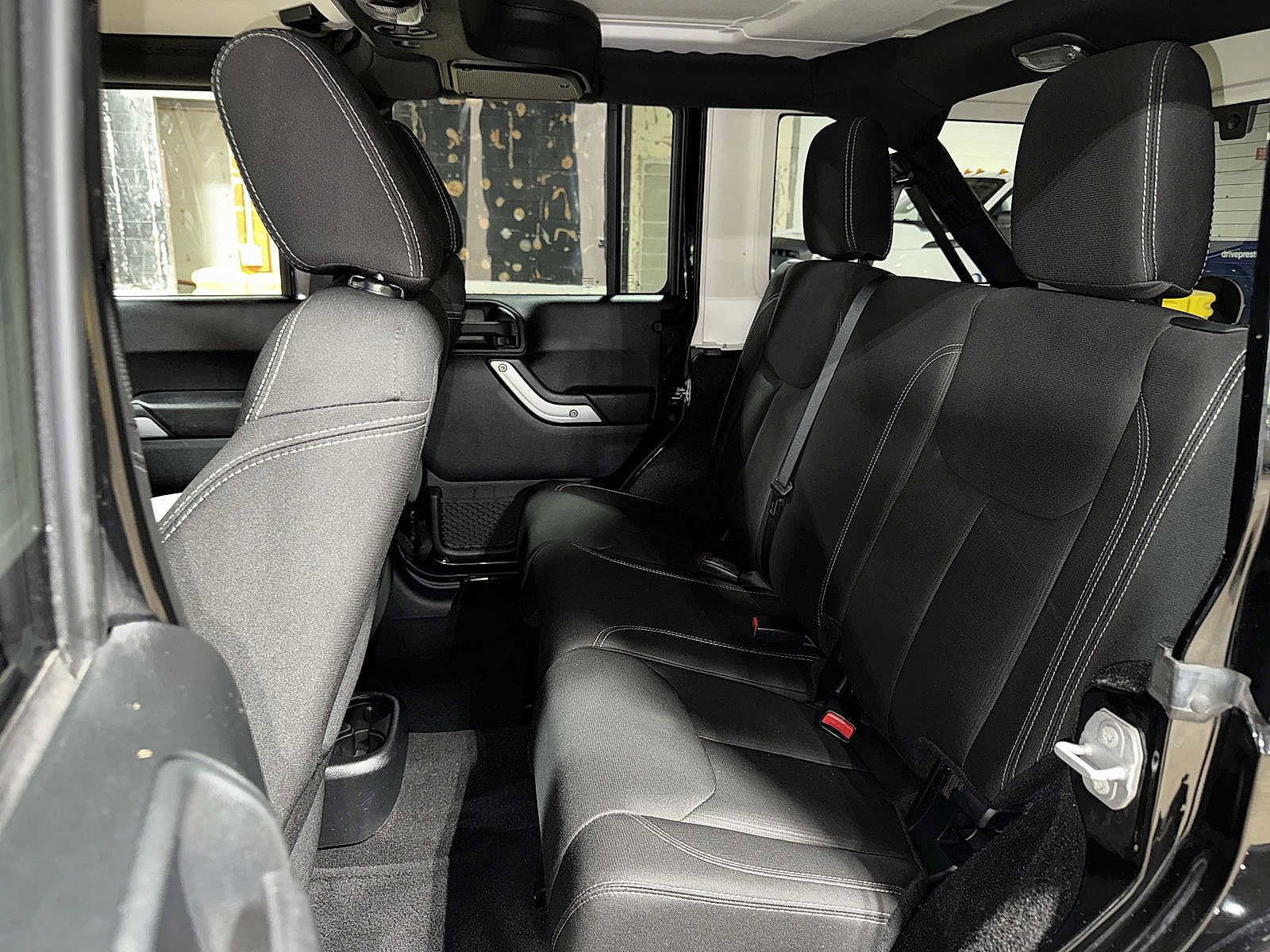 Used 2016 Jeep Wrangler Unlimited Sahara w/ Connectivity Group AWD/4WD image 17