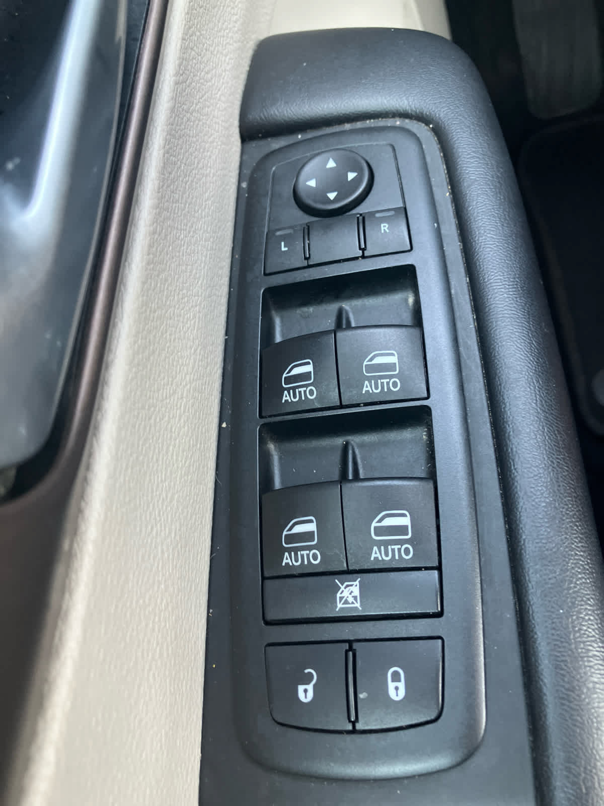 Used 2017 Chrysler Pacifica Touring-L Plus w/ Tire & Wheel Group FWD image 12